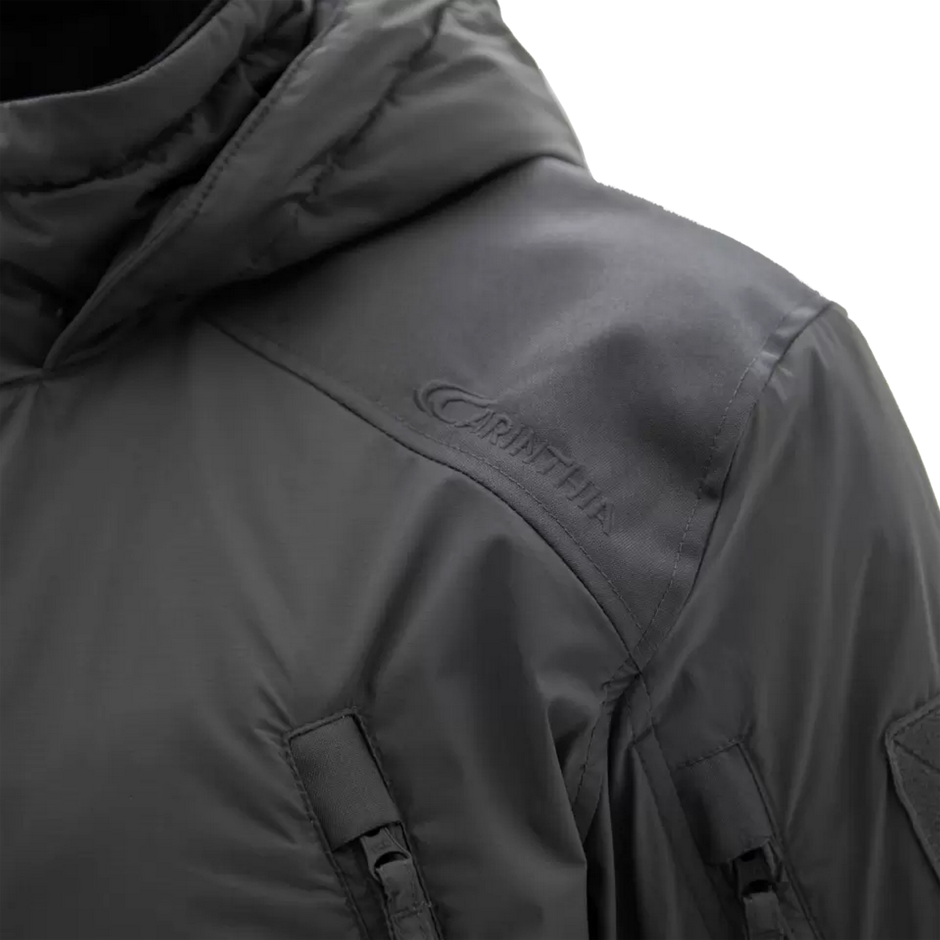 Nahaufnahme einer schwarzen Einsatzjacke von Carinthia mit Kapuze, strapazierfähigem Stoff und Markendetails an der Schulter.