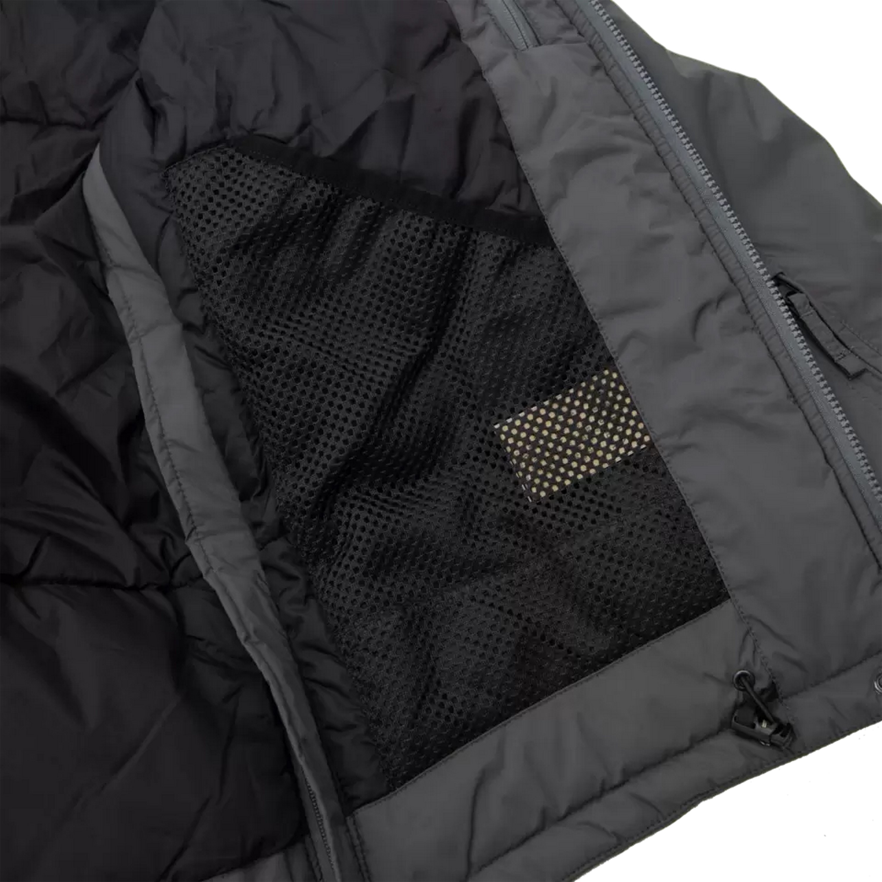 Innenansicht einer grauen taktischen Jacke mit einer schwarzen Netztasche, strapazierfähigem Futter und einem sicheren Reißverschluss.