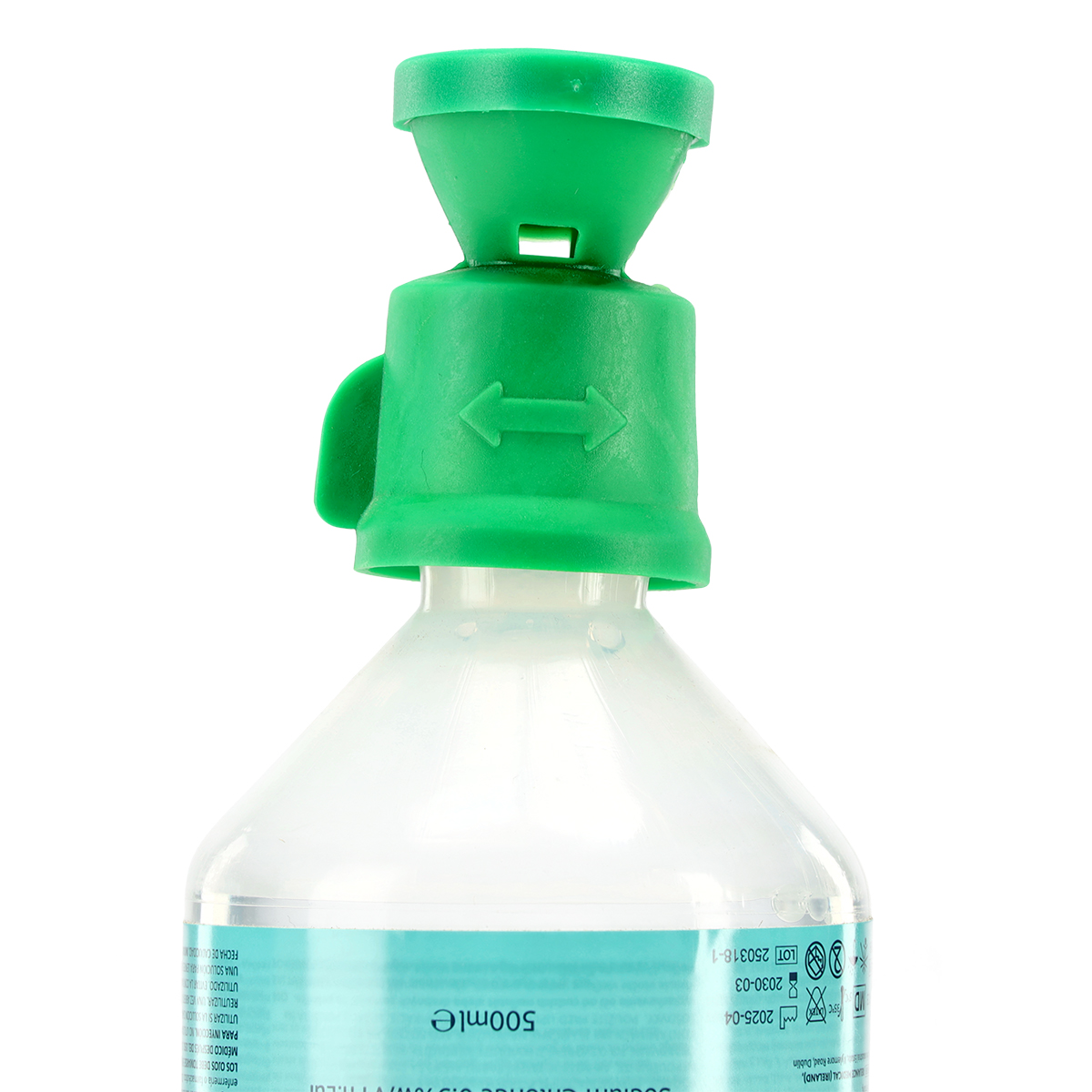 Nahaufnahme einer 500-ml-Spülflasche mit medizinischer Kochsalzlösung und grünem Drehverschluss zur Wundreinigung im Notfall.