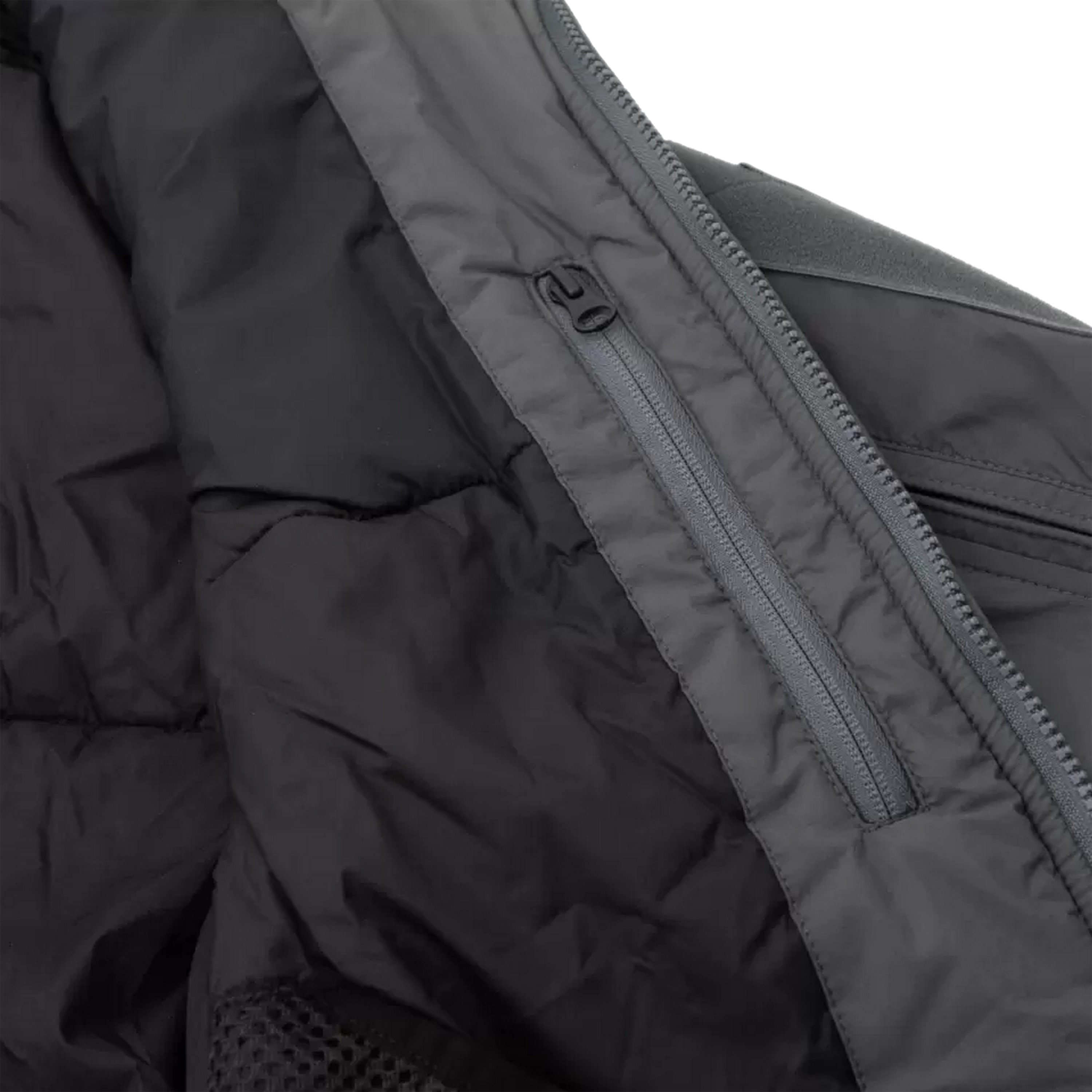 Nahaufnahme der Innenseite einer grauen taktischen Jacke mit einer Brusttasche mit Reißverschluss, gestepptem Futter und strapazierfähigem Stoff.