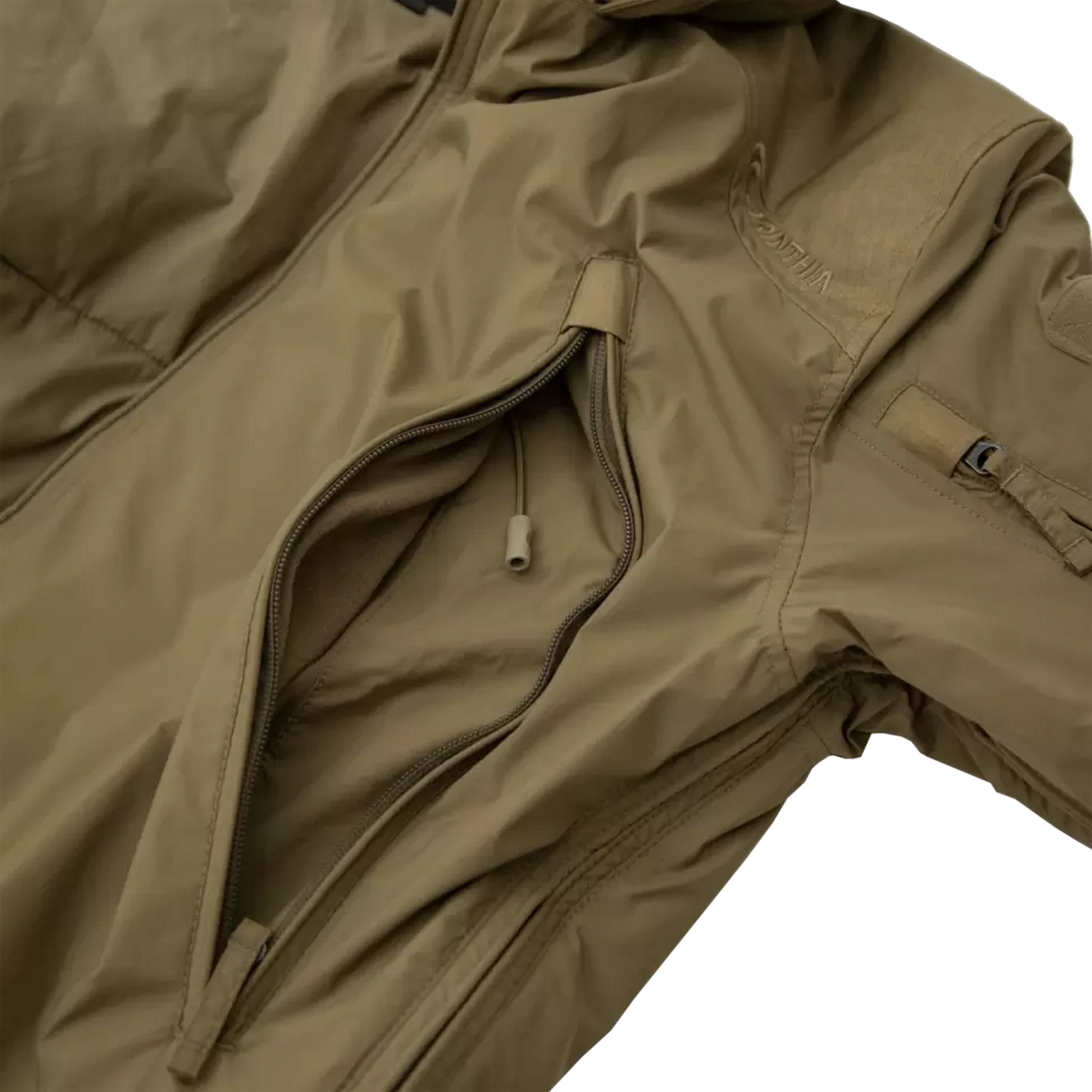 Taktische Carinthia-Jacke in Kojotenbraun mit Brusttasche mit Reißverschluss und strapazierfähigem Material für Feldeinsätze.
