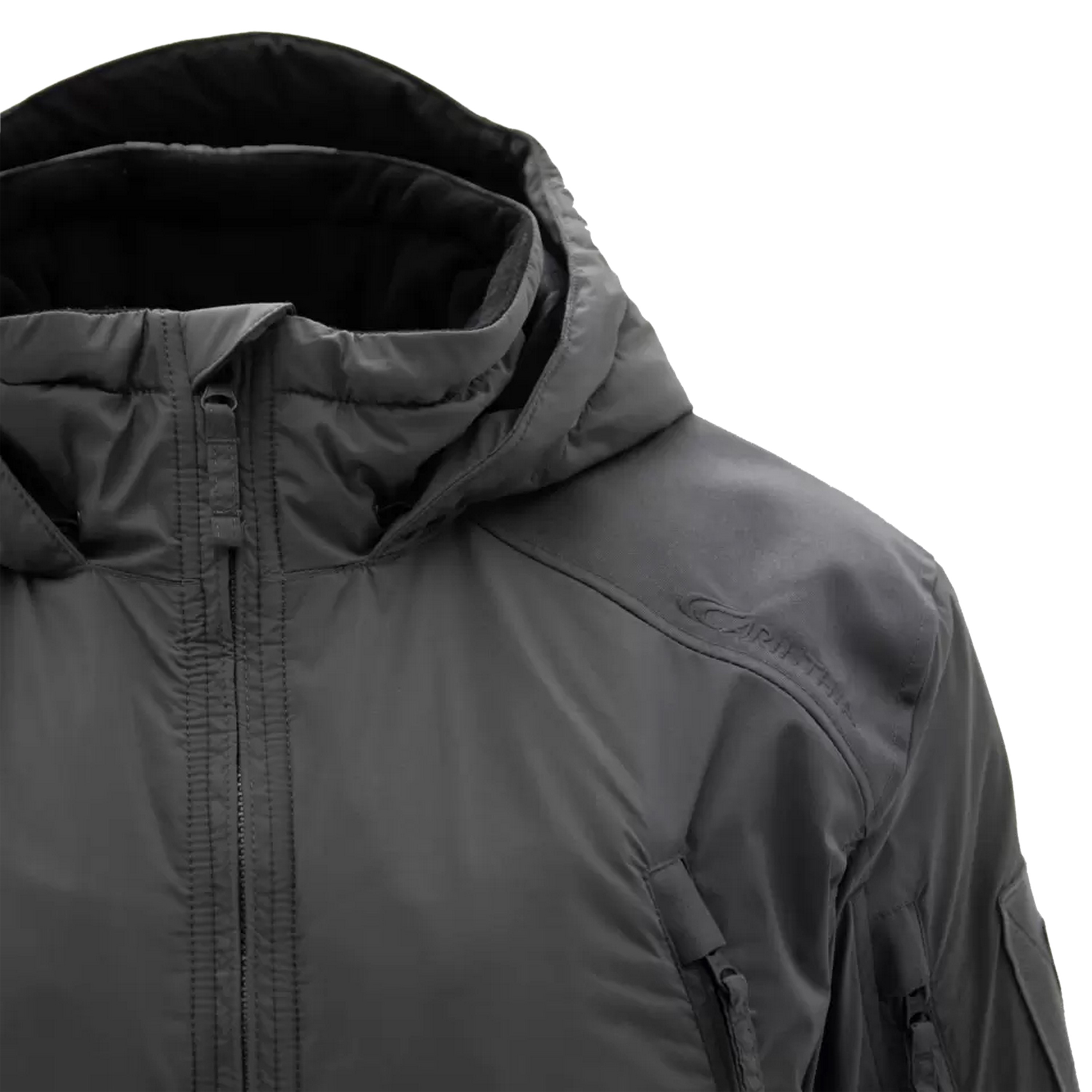 Nahaufnahme einer schwarzen Einsatzjacke von Carinthia mit Kapuze, hohem Kragen und robustem Reißverschluss für Einsatzkräfte.