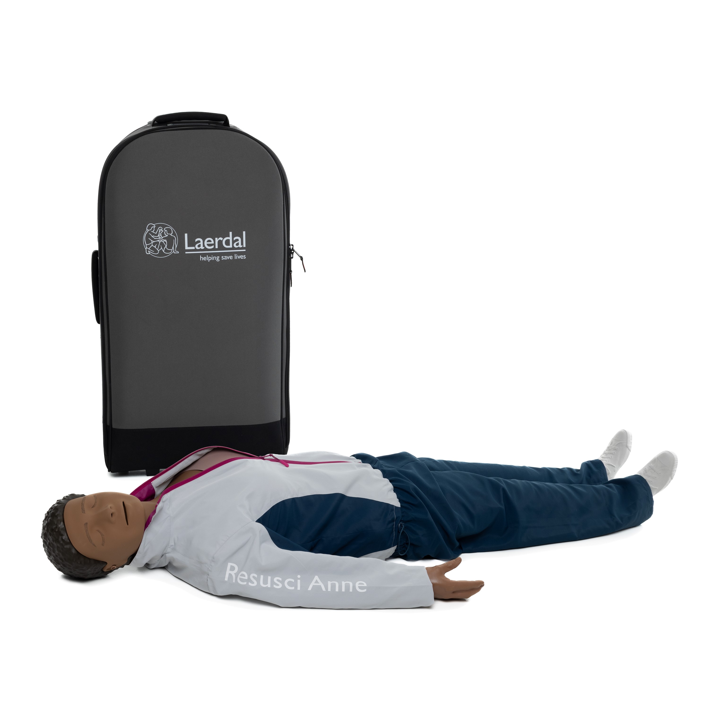 Laerdal Resusci Anne HLW-Trainingspuppe in Sportbekleidung, die neben ihrem grauen Transportkoffer auf weißem Hintergrund liegt.
