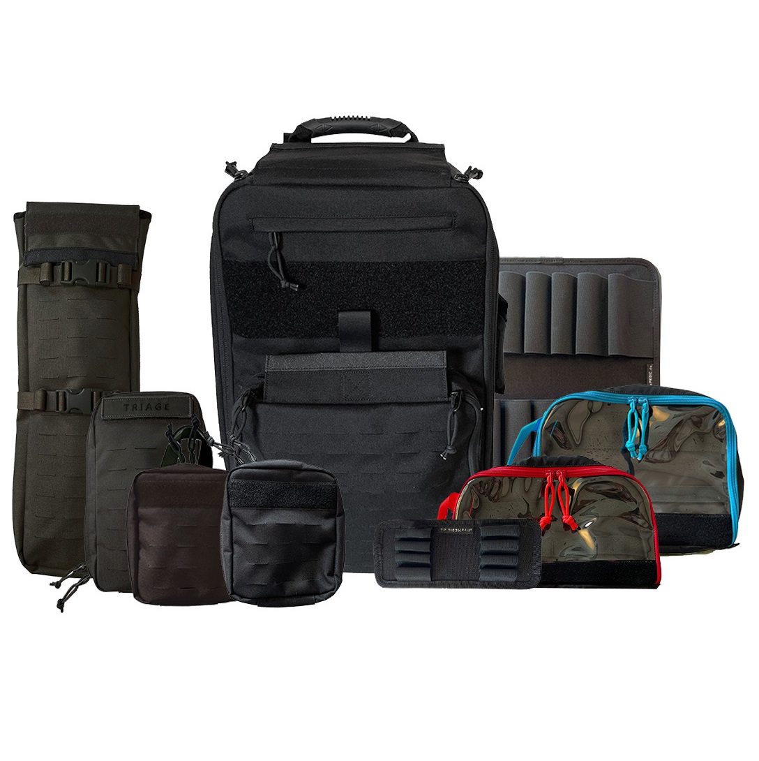 Sammlung schwarzer taktischer medizinischer Rucksäcke, modularer Taschen und Ausrüstungsorganisatoren für Notfallrettungseinsätze.