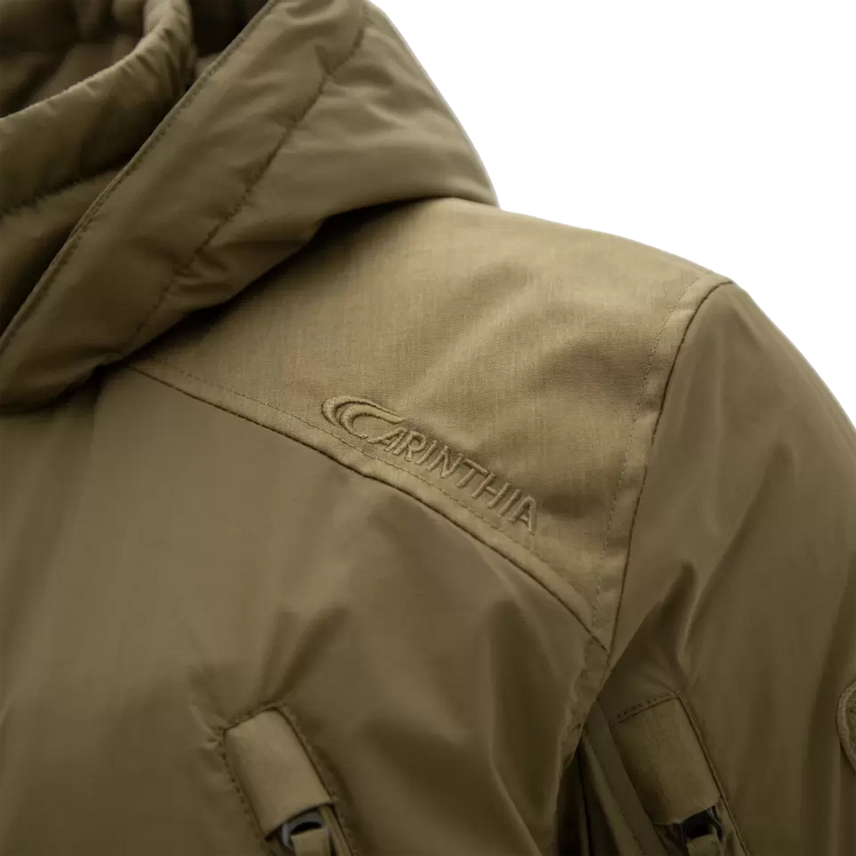 Nahaufnahme einer hellbraunen Carinthia-Einsatzjacke aus strapazierfähigem Stoff, einer Kapuze und einem gestickten Markenlogo für den Feldeinsatz.
