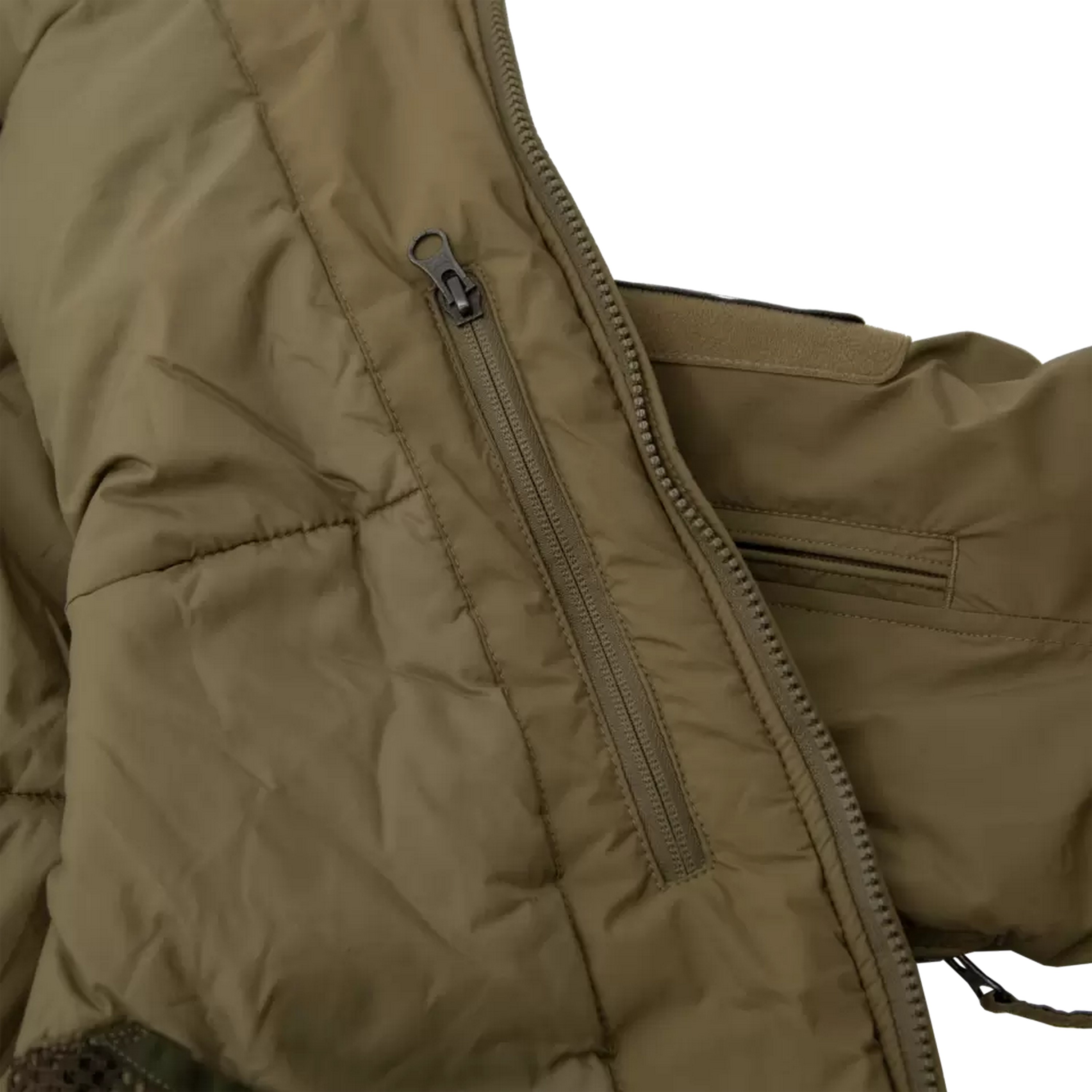 Nahaufnahme einer taktischen Steppjacke in Kojotenbraun mit robustem Reißverschluss und integrierten Aufbewahrungstaschen.