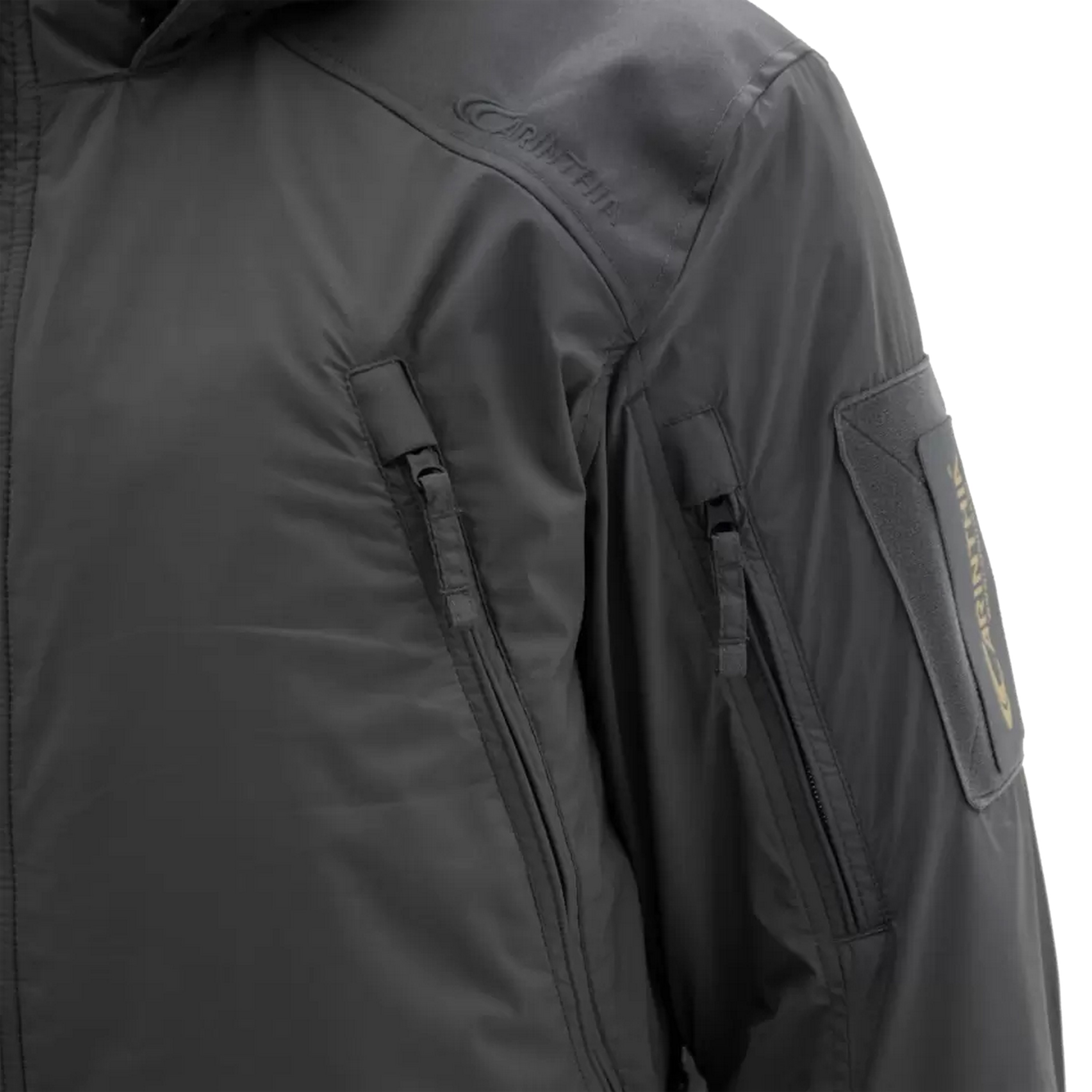 Nahaufnahme einer schwarzen taktischen Carinthia-Jacke aus strapazierfähigem Stoff, Brusttaschen mit Reißverschluss und einem aufgesetzten Ärmelbereich.
