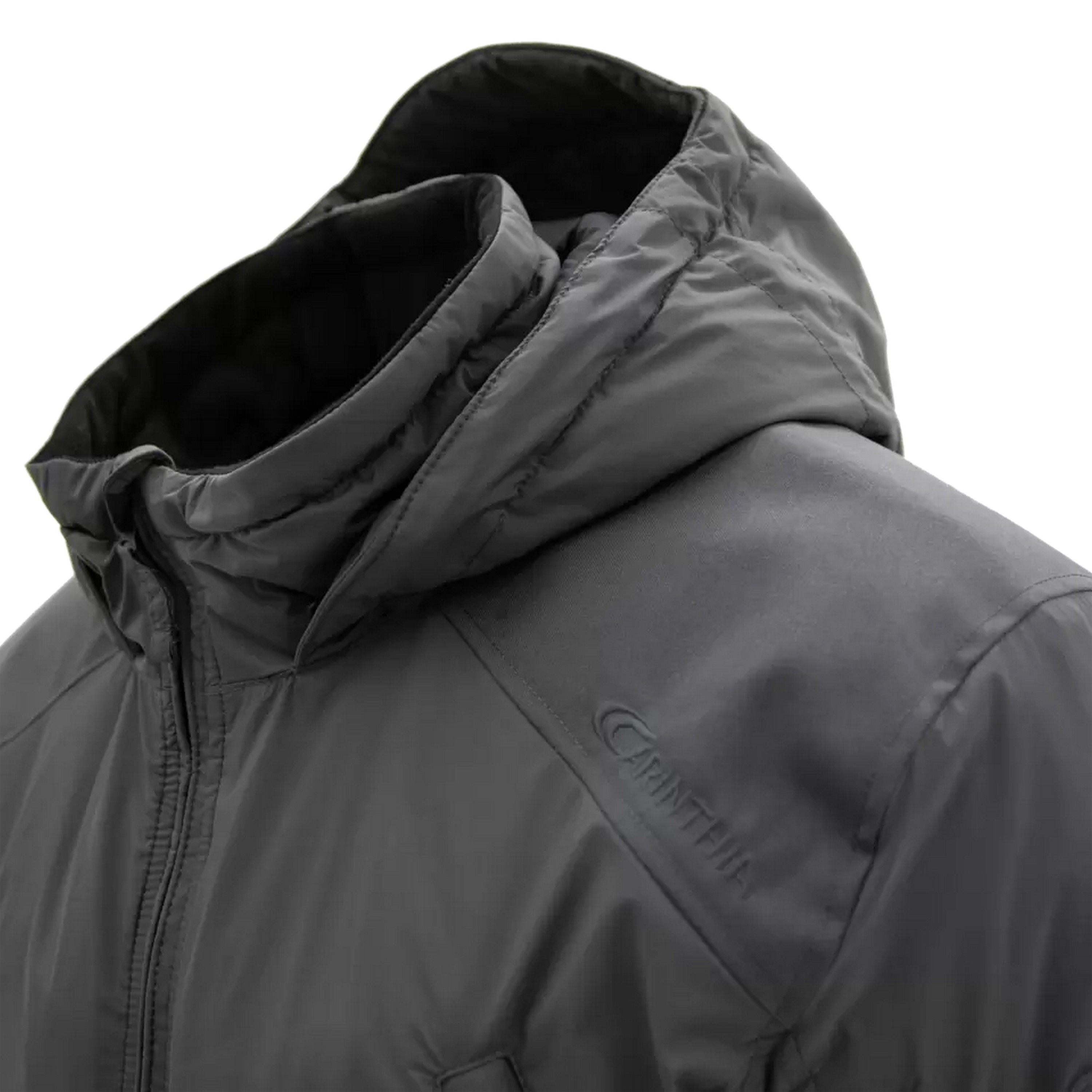 Nahaufnahme einer grauen Carinthia-Einsatzjacke mit isolierter Kapuze, strapazierfähigem Stoff und Markendetail an der Schulter.